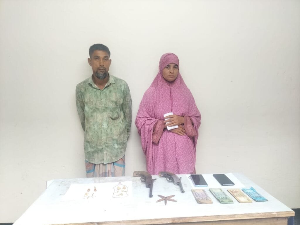 লোহাগাড়ায় অস্ত্র ও লুন্ঠিত মালামালসহ ডাকাত দম্পতি আটক