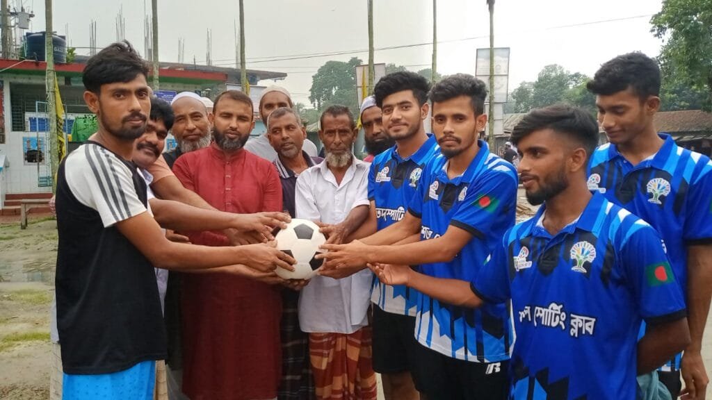 সলঙ্গায় খেলোয়াড়দের মাঝে জামায়াতের ফুটবল বিতরণ