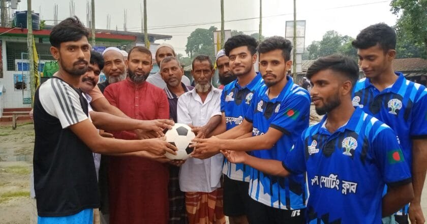 সলঙ্গায় খেলোয়াড়দের মাঝে জামায়াতের ফুটবল বিতরণ