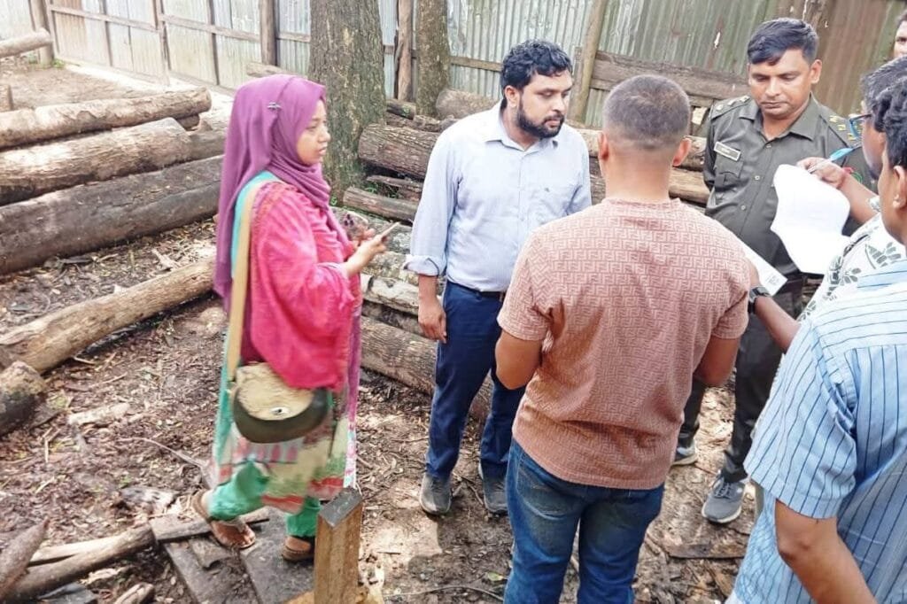 লোহাগাড়ার পুটিবিলায় ডলু বনবিট এলাকায় করাতকলে ভ্রাম্যমাণ আদালতের অভিযান