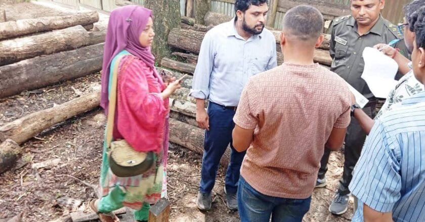 লোহাগাড়ার পুটিবিলা ডলু বনবিট এলাকায় করাতকলে ভ্রাম্যমাণ আদালত