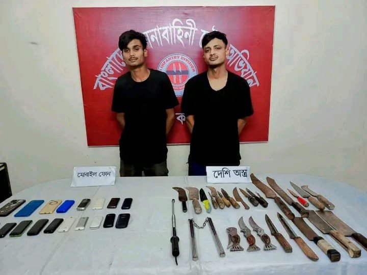 বগুড়ায় দেশীয় অস্ত্র ও ছিনতাইকৃত মোবাইলসহ কিশোর গ্যাংয়ের দুই সদস্য আটক
