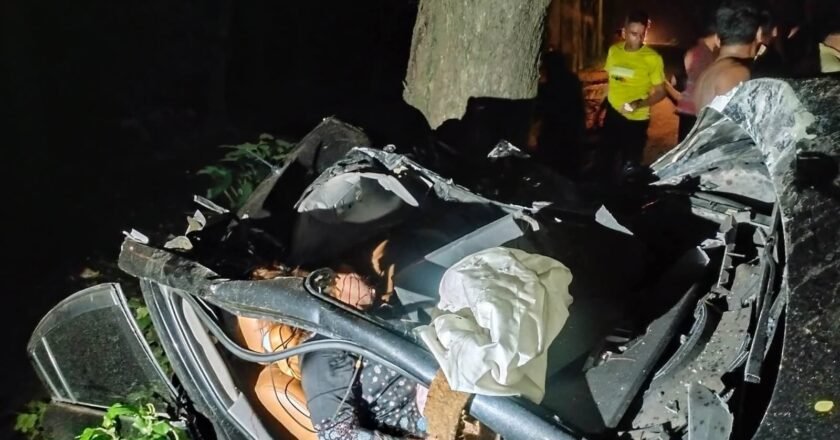 যশোরে নিয়ন্ত্রণ হারিয়ে প্রাইভেটকারের ২ যাত্রী নিহত ও গুরুতর আহত ২