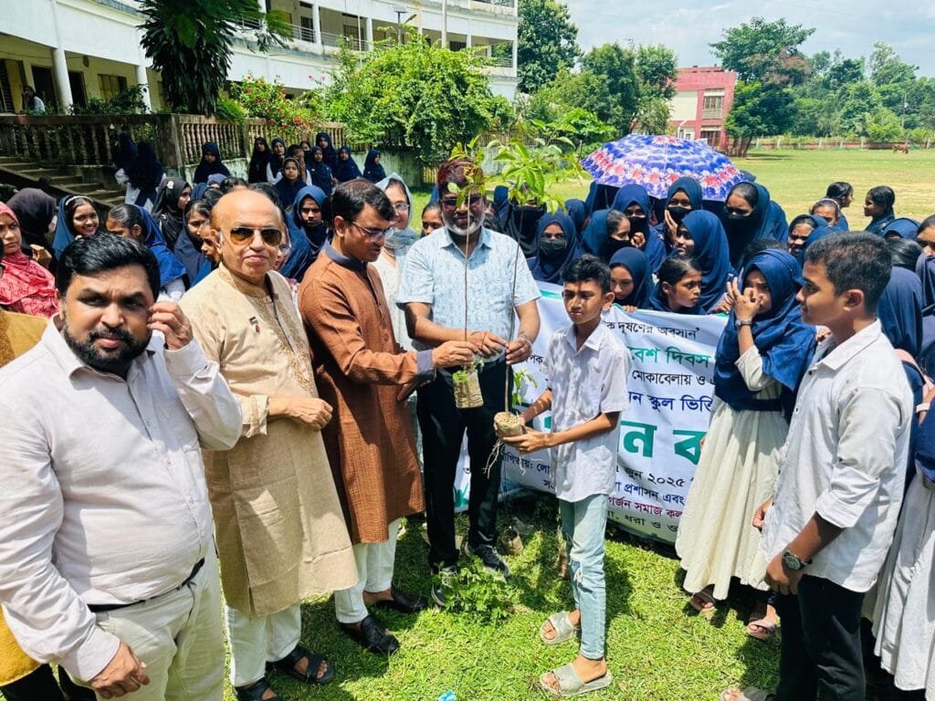 পরিবেশের সচেতনতায় লোহাগাড়া চুনতিতে বৃক্ষরোপণ কর্মসূচি ও আলোচনা সভা