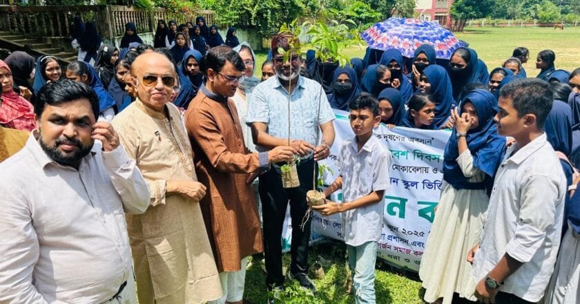 পরিবেশের সচেতনতায় লোহাগাড়া চুনতিতে বৃক্ষরোপণ কর্মসূচি ও আলোচনা সভা