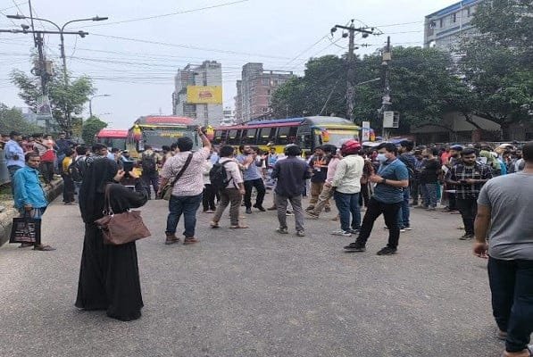 দাবি আদায়ে ইউআইইউ শিক্ষার্থীদের নতুন বাজার সড়ক অবরোধ