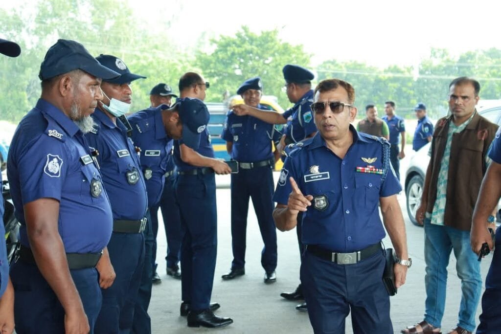ঢাকা-সিরাজগঞ্জ মহাসড়কে পুলিশ সুপারের ট্রাফিক ব্যবস্থাপনা পরিদর্শন