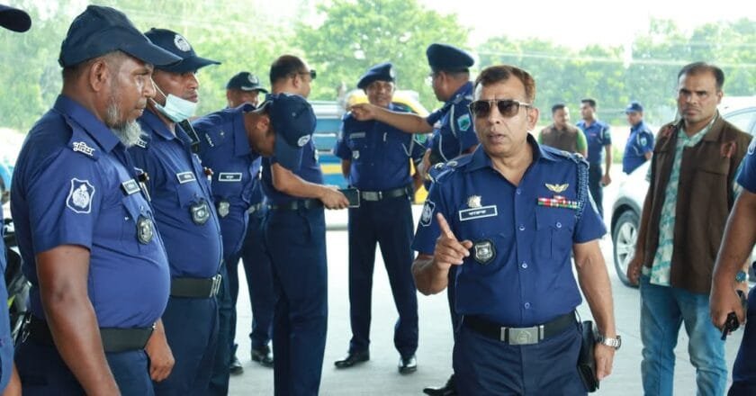 ঢাকা-সিরাজগঞ্জ মহাসড়কে পুলিশ সুপারের ট্রাফিক ব্যবস্থাপনা পরিদর্শন