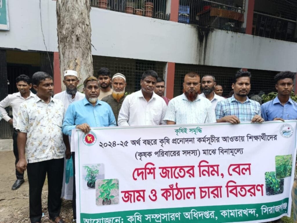 কামারখন্দে শিক্ষার্থীদের মাঝে বিনামূল্যে গাছের চারা বিতরণ