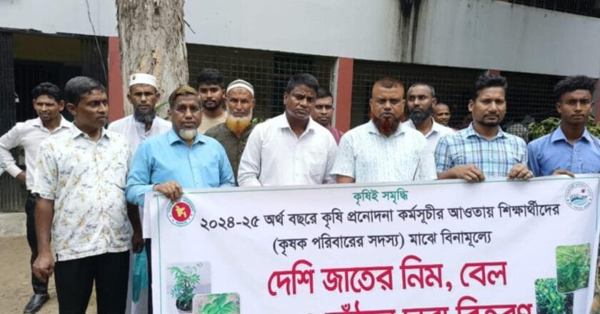 কামারখন্দে শিক্ষার্থীদের মাঝে বিনামূল্যে গাছের চারা বিতরণ