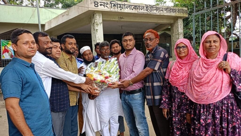 শিয়ালকোল ইউনিয়ন পরিষদের নবাগত প্রশাসককে ফুলেল শুভেচ্ছা