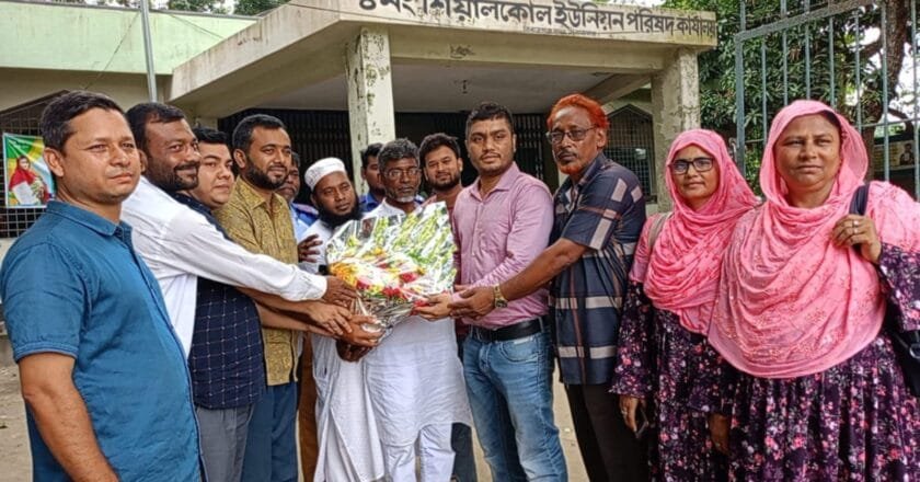 শিয়ালকোল ইউনিয়ন পরিষদের নবাগত প্রশাসককে ফুলেল শুভেচ্ছা