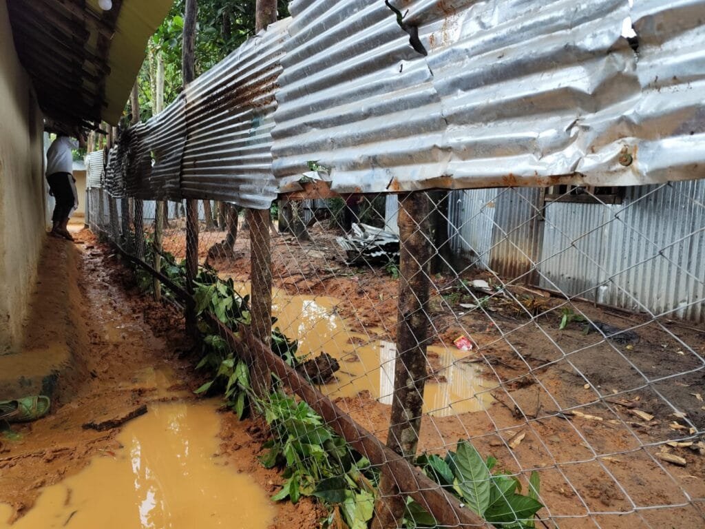 লোহাগাড়ায় প্রভাবশালীর কাছে অসহায় পরিবার জিম্মি, প্রতিকার চেয়ে থানায় অভিযোগ