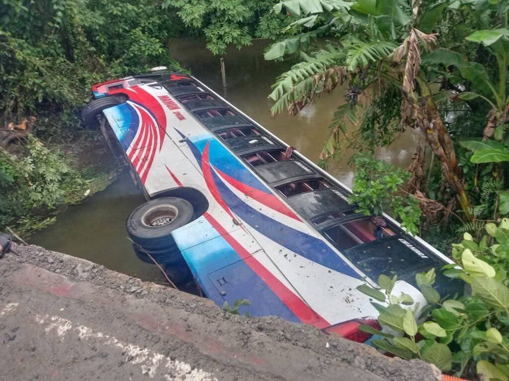 গৌরনদীতে সেতুর রেলিং ভেঙে যাত্রীবাহী বাস খালে