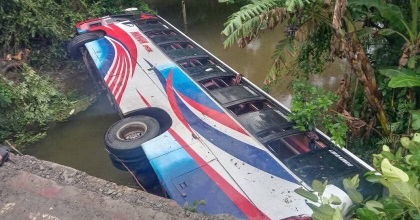 গৌরনদীতে সেতুর রেলিং ভেঙে যাত্রীবাহী বাস খালে