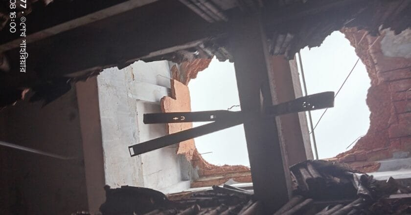 খুলনায় ধসে পড়েছে সাব-রেজিস্ট্রি অফিসের ভবনের ছাদ