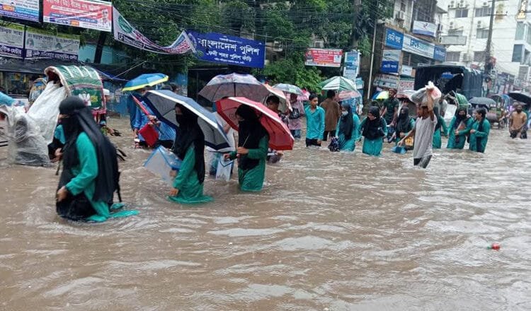 ফেনীতে টানা বর্ষণে ভয়াবহ বন্যা; ৩২ শিক্ষাপ্রতিষ্ঠান বন্ধ