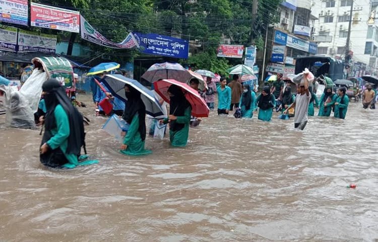 ফেনীতে টানা বর্ষণে ভয়াবহ বন্যা; ৩২ শিক্ষাপ্রতিষ্ঠান বন্ধ