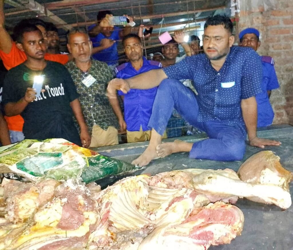 ফুলবাড়ীতে ল্যাম্পি আক্রান্ত গরুর পঁচা মাংস বিক্রির চেষ্টা, কসাই আটক