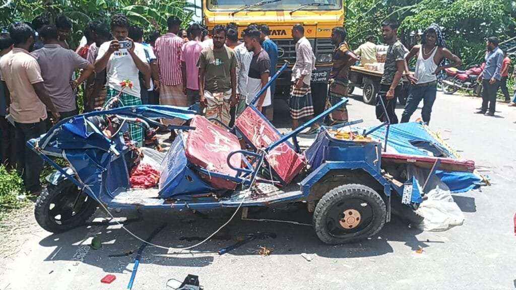 ভূরুঙ্গামারীতে ভয়াবহ সড়ক দুর্ঘটনায় নিহত ২ ও আহত ৩