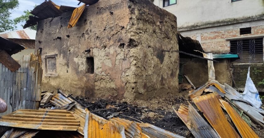 পূর্ব শত্রুতার জেরে বসতঘরে আগুন দিয়েছে দূর্বৃত্তরা