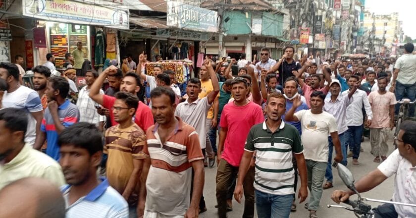সারাদেশে বিএনপি’র বিরুদ্ধে অপবাদের প্রতিবাদে সিরাজগঞ্জে বিক্ষোভ