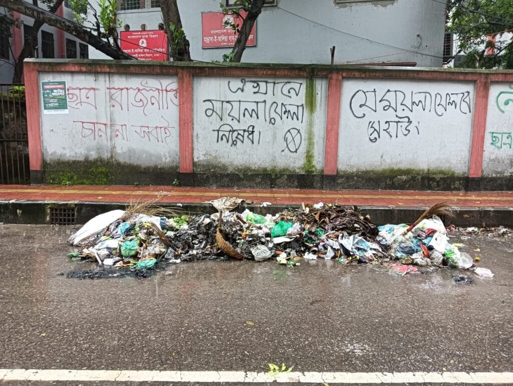 মাদ্রাসার গেটেই ময়লার ভাগাড়—প্রশাসনের চোখে কি এসব পড়ে না?