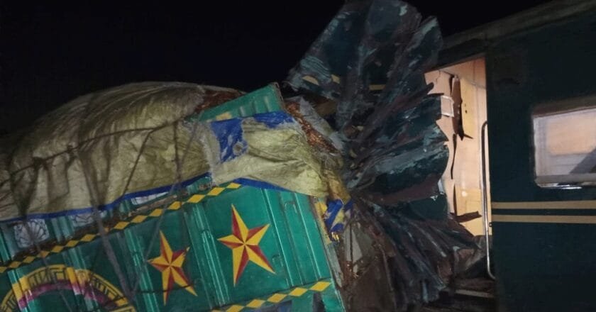 খুলনায় ট্রেন-ট্রাক সংঘর্ষে ছয় ঘণ্টা বন্ধ থাকার পর রেল যোগাযোগ শুরু