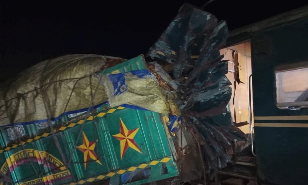খুলনায় ট্রেন-ট্রাক সংঘর্ষে ছয় ঘণ্টা বন্ধ থাকার পর রেল যোগাযোগ শুরু