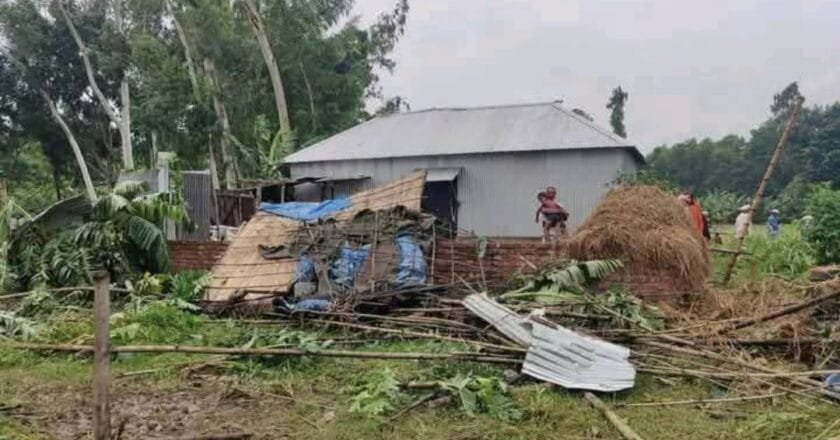 সিরাজগঞ্জের রতন গান্ধী ইউনিয়নে অসময়ে ঝড়ে ব্যাপক ক্ষয়ক্ষতি