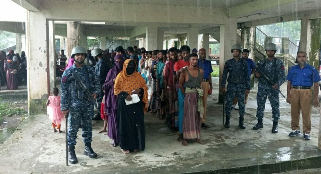 চাচড়া ইউনিয়নে সমুদ্রগামী জেলেদের মাঝে সুশৃঙ্খলভাবে চাল বিতরণ: নৌবাহিনীর দৃষ্টান্ত স্থাপন