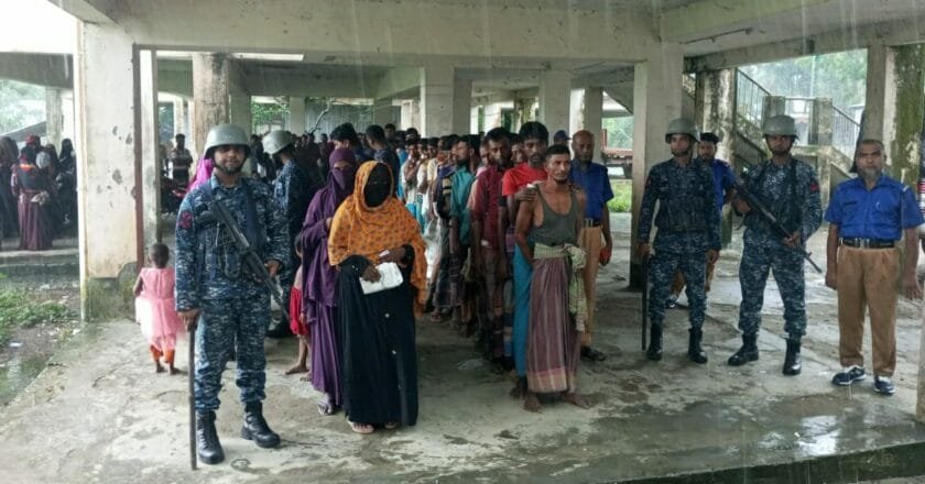 চাচড়া ইউনিয়নে সমুদ্রগামী জেলেদের মাঝে সুশৃঙ্খলভাবে চাল বিতরণ: নৌবাহিনীর দৃষ্টান্ত স্থাপন