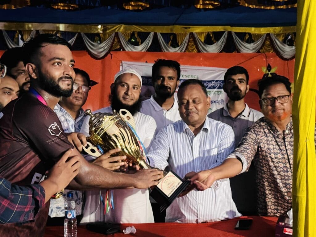 ইউনাইটেড ফোরটিন আন্ত:বিভাগ ফুটবল টুর্নামেন্ট চ্যাম্পিয়ন পদার্থবিজ্ঞান || বেরোবি প্রতিনিধি || রংপুরের বেগম রোকেয়া বিশ্ববিদ্যালয় (বেরোবি) ইউনাইটেড ফোরটিন কর্তৃক আয়োজিত আন্তঃবিভাগ ফুটবল টুর্নামেন্টে চ্যাম্পিয়ন হয়েছে পদার্থবিজ্ঞান বিভাগ। শুক্রবার (১৮ জুলাই) সন্ধ্যা ৬ টায় এ খেলা শুরু হয়। খেলা শুরুর প্রথমার্ধে ১-০ গোলে এগিয়ে যায় পদার্থ বিজ্ঞান বিভাগ। পরে শত চেষ্টার পরেও গোলে বল ঢুকাতে পারেনি মার্কেটিং বিভাগ। পরে ১-০ গোলে টুর্নামেন্ট চ্যাম্পিয়ন হয় পদার্থ বিজ্ঞান বিভাগ। অনুষ্ঠানে প্রধান অতিথির বক্তব্যে বিশ্ববিদ্যালয়ের প্রক্টর ড. ফেরদৌস রহমান বলেন, ভিসি স্যার আসার পর থেকে বিশ্ববিদ্যালয়ের বিভিন্ন টুর্নামেন্ট হয়েছে। ক্রিকেট, ফুটবল ও ভলিবল ইত্যাদি খেলার আয়োজন করে। খেলাধুলা শিক্ষার্থীদের মন সতেজ রাখে। আমরা এইজন্য খেলাধুলায় শিক্ষার্থীদের সাপোর্ট দিচ্ছি। এছাড়াও পুরস্কার বিশেষ অতিথি হিসেবে উপস্থিত ছিলেন, বৈষম্য বিরোধী নাগরিক ঐক্যের আহ্বায়ক শামসুজ্জামান সামু।