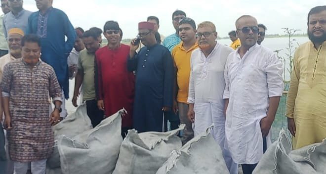 নদীভাঙনে বিপর্যস্ত ঝাউকুটি এলাকা : বিএনপির উদ্যোগে জিও ব্যাগ স্থাপন