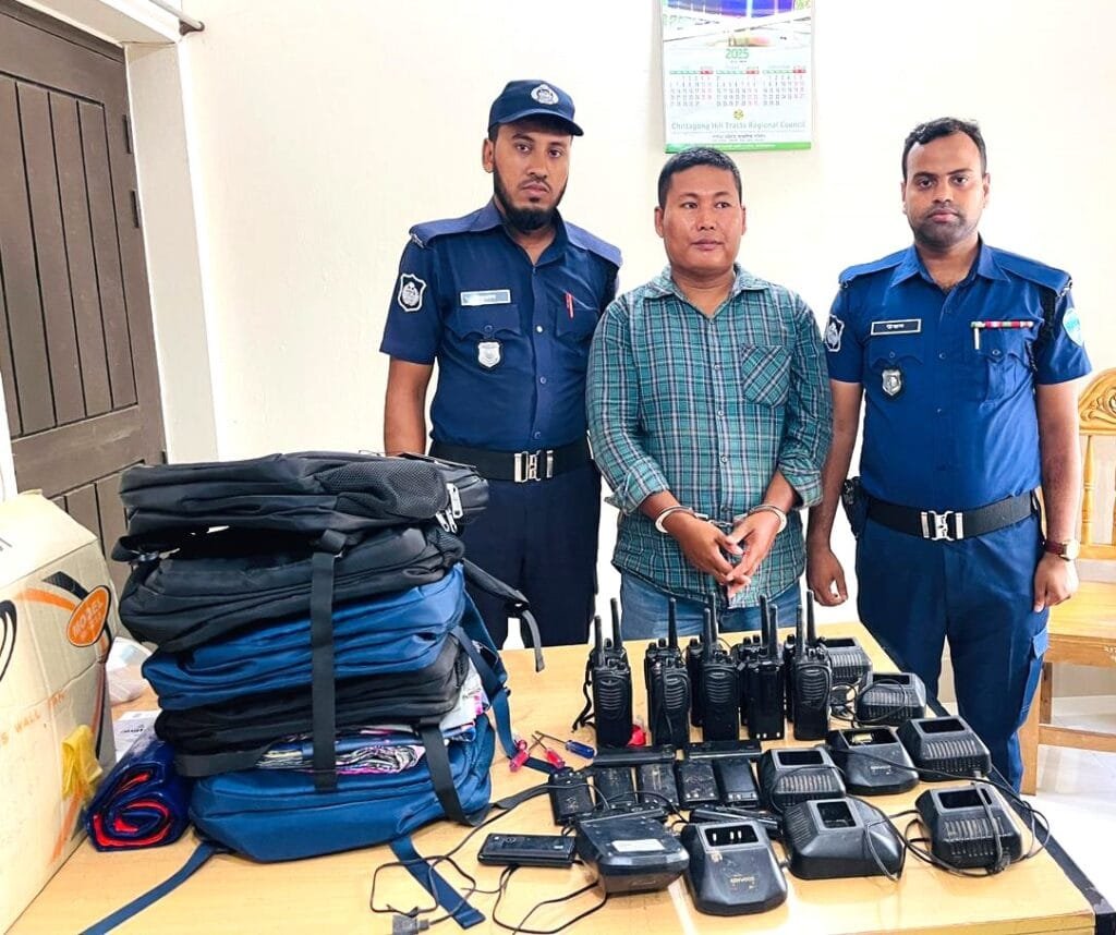 পানছড়িতে সন্ত্রাসীদের সিগনাল ওয়াকিটকিসহ আটক ১