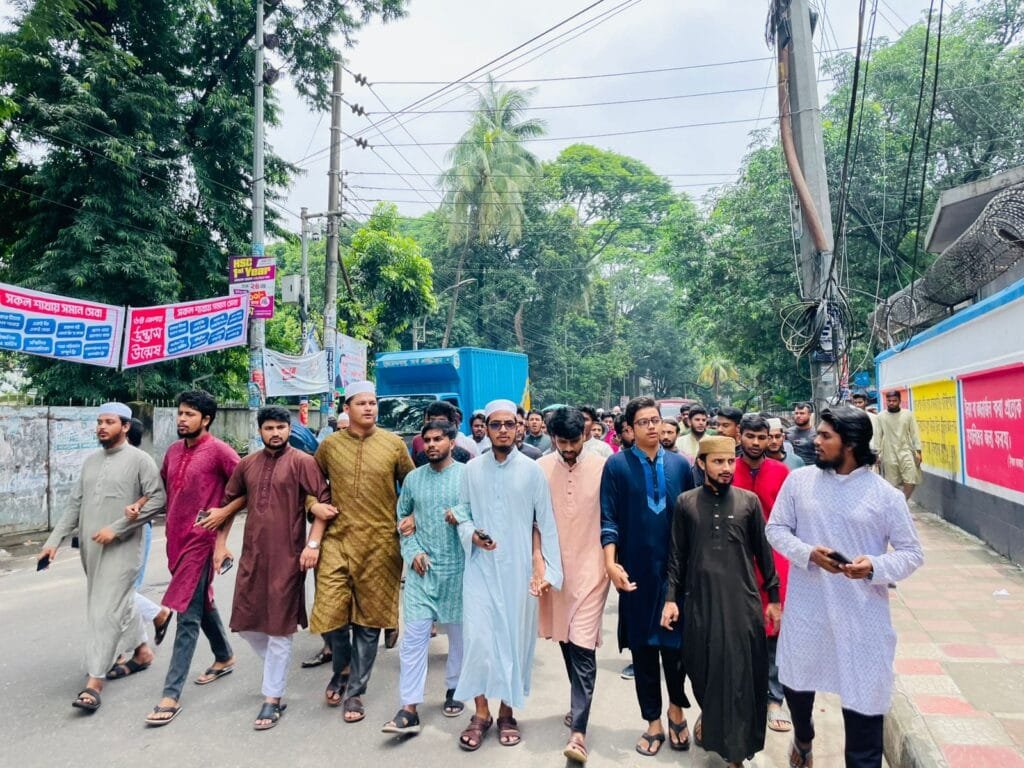 ঢাকা আলিয়ায় নতুন হলের দাবিতে বিক্ষোভ