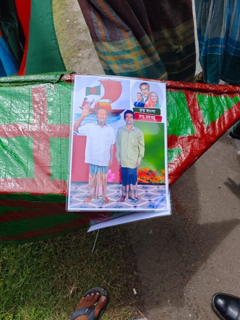 ভূরুঙ্গামারীতে নৌকা বানিয়ে রাস্তায় ঝুলিয়ে দেওয়ায় আলীগ কর্মী গ্রেফতার