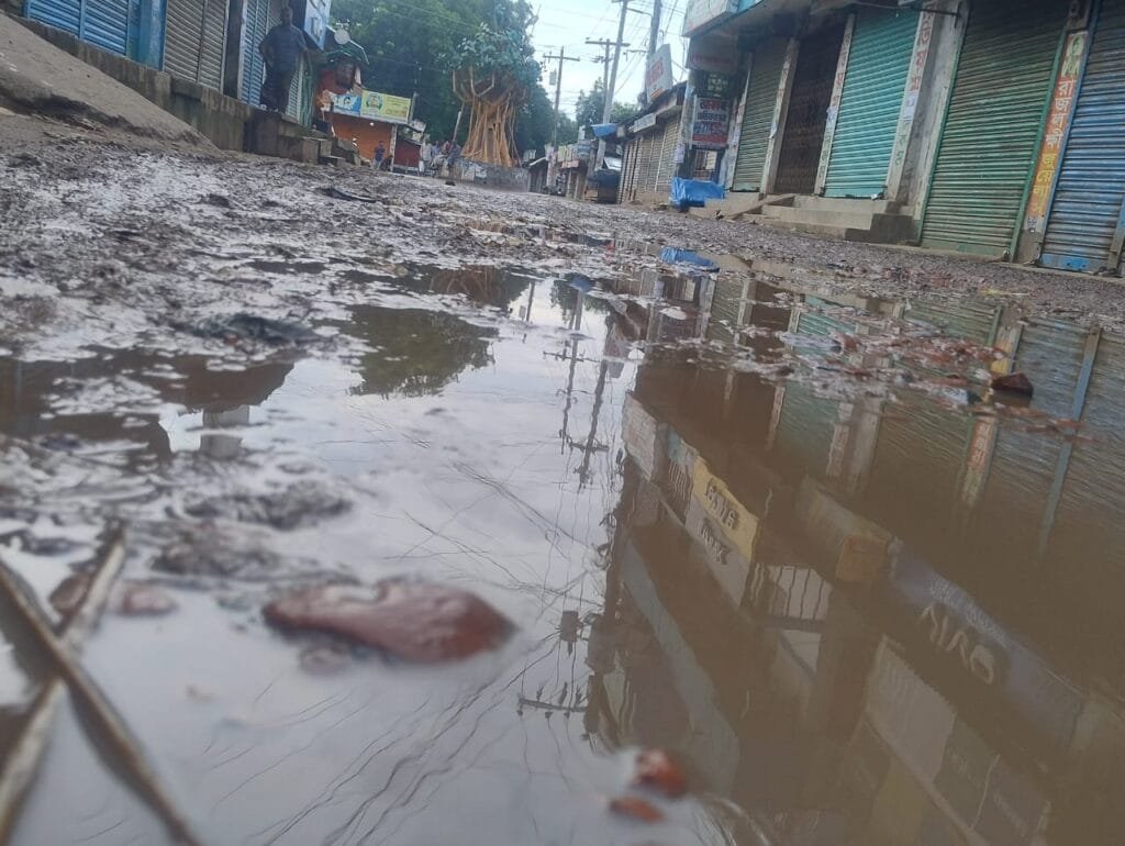 বকশীগঞ্জ বাজারের প্রধান সড়কের বেহাল দশা: জনদুর্ভোগ চরমে