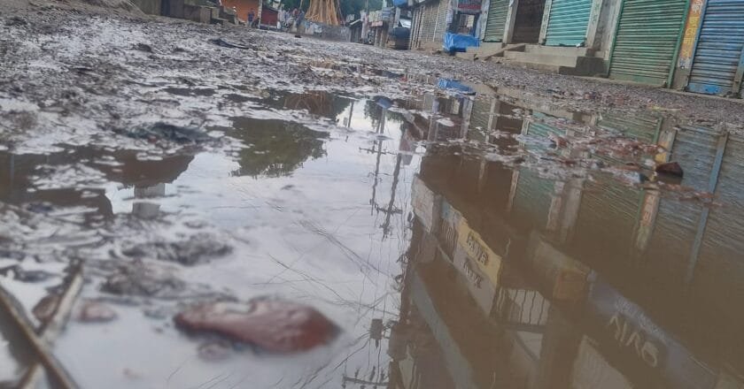 বকশীগঞ্জ বাজারের প্রধান সড়কের বেহাল দশা: জনদুর্ভোগ চরমে