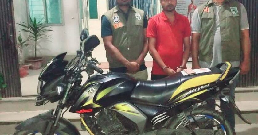 ফুলবাড়ীতে ৩৯ পিস ইয়াবাসহ মাদক কারবারি গ্রেপ্তার