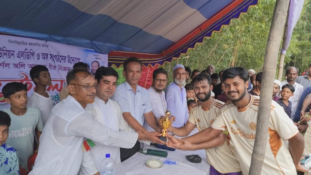 উদ্বোধনী খেলায় বিজয় ছিনিয়ে আনল বড়হাতিয়া ২ নং ওয়ার্ড ফুটবল একাদশ