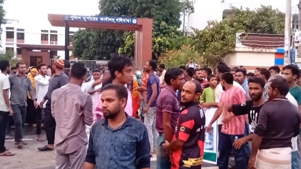 থানার পাশের পুকুরে যুবকের মরাদেহ, পুলিশ সুপারের কার্যালয় ঘেরাও