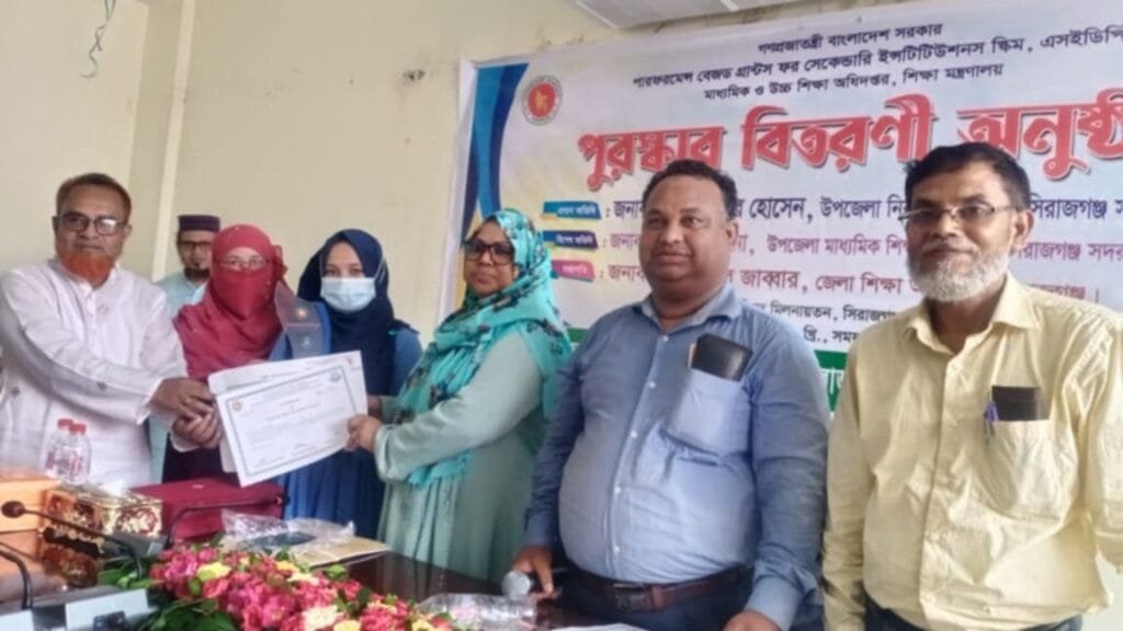 সিরাজগঞ্জে এসএসসি-এইচএসসির কৃতি শিক্ষার্থীদের ক্রেস্ট ও সনদ প্রদান