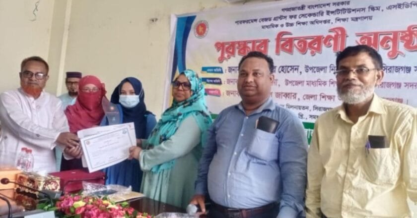 সিরাজগঞ্জে এসএসসি-এইচএসসিতে উত্তীর্ণ কৃতি শিক্ষার্থীদের ক্রেস্ট ও সনদ প্রদান