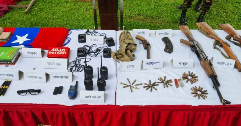পাহাড়ের সশস্ত্র গোষ্ঠীর আস্থানায় সেনা অভিযান : অস্ত্র ও সরঞ্জাম উদ্ধার