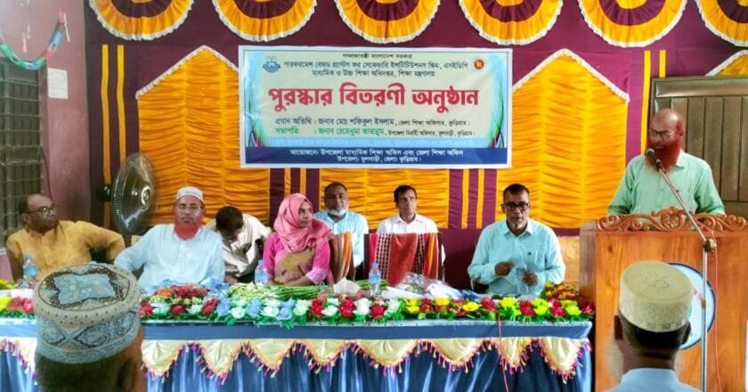 ফুলবাড়ীতে কৃতি শিক্ষার্থীদের মাঝে সনদ ও ক্রেস্ট বিতরণ