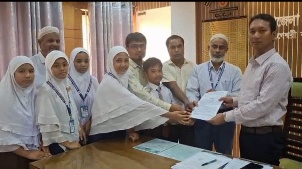 নাগেশ্বরীতে বৃত্তি পরীক্ষায় অংশগ্রহনের দাবিতে কিন্ডারগার্টেন শিক্ষার্থীদের মানববন্ধন