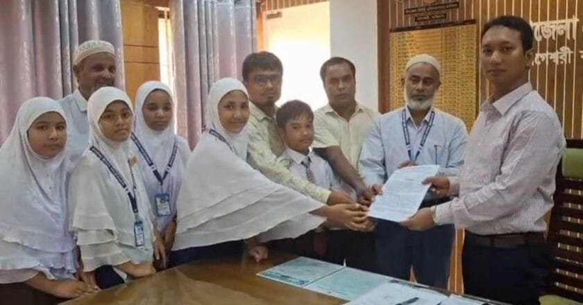 নাগেশ্বরীতে বৃত্তি পরীক্ষায় অংশগ্রহনের দাবিতে কিন্ডারগার্টেন শিক্ষার্থীদের মানববন্ধন