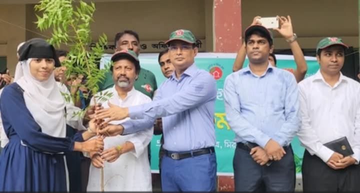 সিরাজগঞ্জে প্রকৃতি ও জীবন ক্লাবের উদ্যোগে শিক্ষার্থীদের মাঝে চারাগাছ বিতরণ