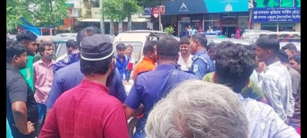 মানিকগঞ্জে ট্রাফিক পুলিশের অভিযান, বাধা দেওয়ায় আটক ৪